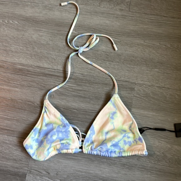 Normal coverage bottom with string top swimsuit set. - Picture 9 of 12